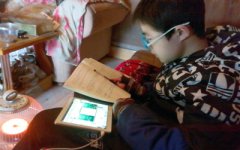 14岁学生患重疾休学 学校为他开直播课堂