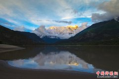 西藏米林县的绿色富裕路