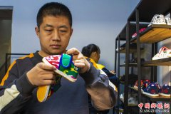 <b>河北武邑：85后大学生回乡创业念好布鞋“致富经”</b>