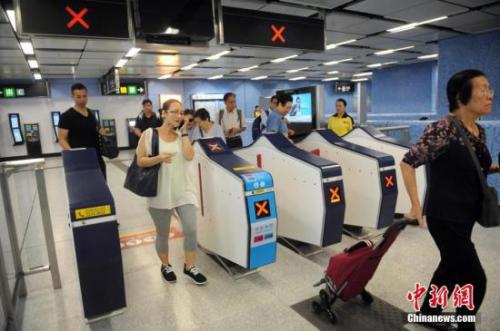 资料图：民众进入港铁车站。<a target='_blank'  data-cke-saved-href='http://www.chinanews.com/' href='http://www.chinanews.com/'><p  align=