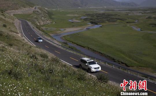 四川石渠小小通村路联起藏族同胞奔康大道