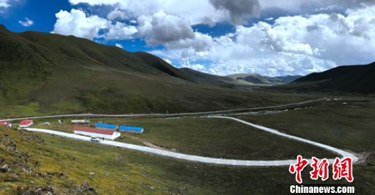 石渠改造后的通村公路。 刘忠俊 摄