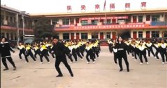 小学校长带师生跳“鬼步舞”走红网络