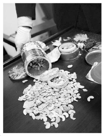 广州海关九天连查五起违规携带象牙制品案