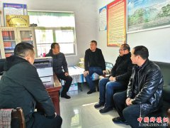 陕西华州区莲花寺镇龙潭村：区包联单位对驻村干部进行慰问