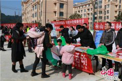 贵州省独山县:“三下乡”活动走进鄢家山花园