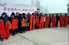 <b>安徽和县：忠诚卫士 变身书画达人 为贫困群众送去新春祝福</b>