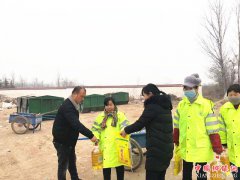 陕西华州区杏林镇三溪村党支部村委会慰问环卫工人