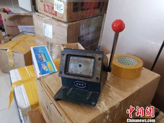 民警将查抄的各类涉案物品进行打包，整整装了4车。　曹冰伟 摄