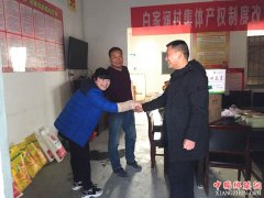 陕西莲花寺镇：领导班子成员春节前夕对“村两委”干部进行慰问