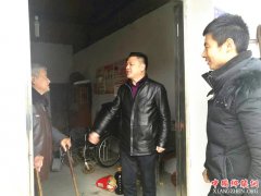 安徽和县乌江镇：百企帮百村签约企业节前慰问贫困户