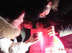 郯城：“许愿灯”热销   为情侣带来美好祝福