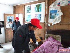安徽贵池：棠溪镇石门村志愿者走进贫困户，开展学雷锋系列活动