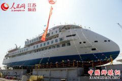 <b>首艘国产极地探险邮轮在江苏南通下水</b>