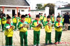 安徽和县乌江镇：小小志愿者走进养老院敬老爱老献爱心