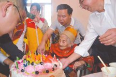 南充116岁老人过生 小镇居民争相沾喜气