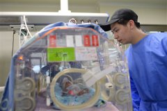 <b>成都双胞胎患罕见病早产 小双仅710克随时有生命危险</b>