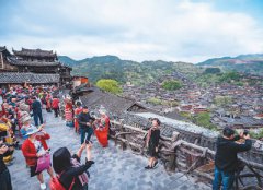 贵州省黔东南：春至苗寨游人多