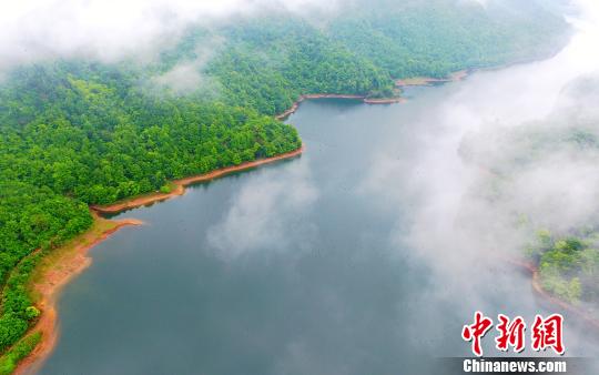 航拍江西东乡佛岭国际公园云雾缭绕美如画