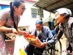 郯城：女站长杜寅艳自费看望“老兵”