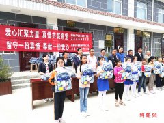 小书包里 “藏着”大关爱