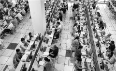 浙江阅卷现场：91万余份高考卷 两千名老师“背靠背”打分