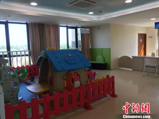 图为浙江德清县洛社镇卫生院儿童接种疫苗中心。 张煜欢 摄 图为浙江德清县洛社镇卫生院儿童接种疫苗中心。 张煜欢 摄