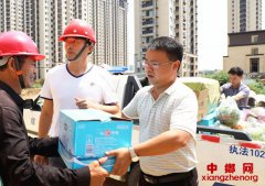 安徽和县乌江镇：炎炎夏日送清凉 丝丝温暖入心田