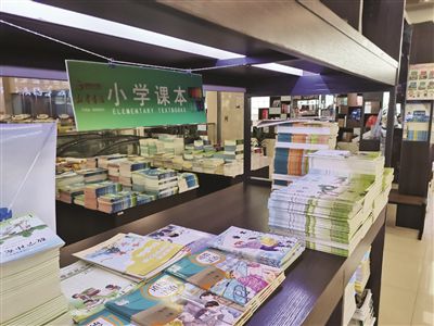 家长抢购下学期课本 部编版语文教材最难买