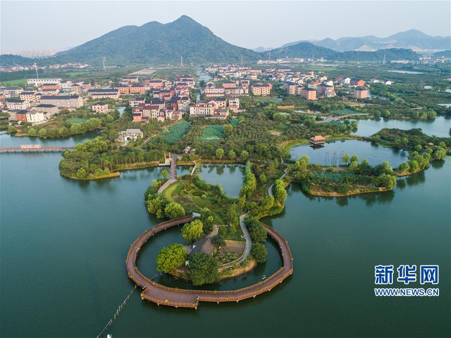 （美丽中国）（1）水上景观栈道扮靓江南水乡古镇