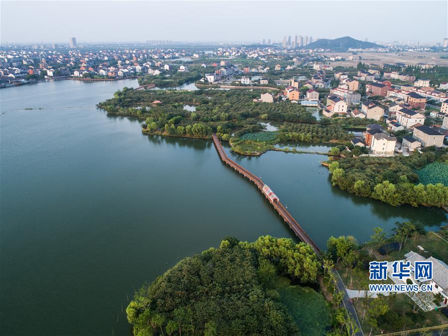 （美丽中国）（2）水上景观栈道扮靓江南水乡古镇