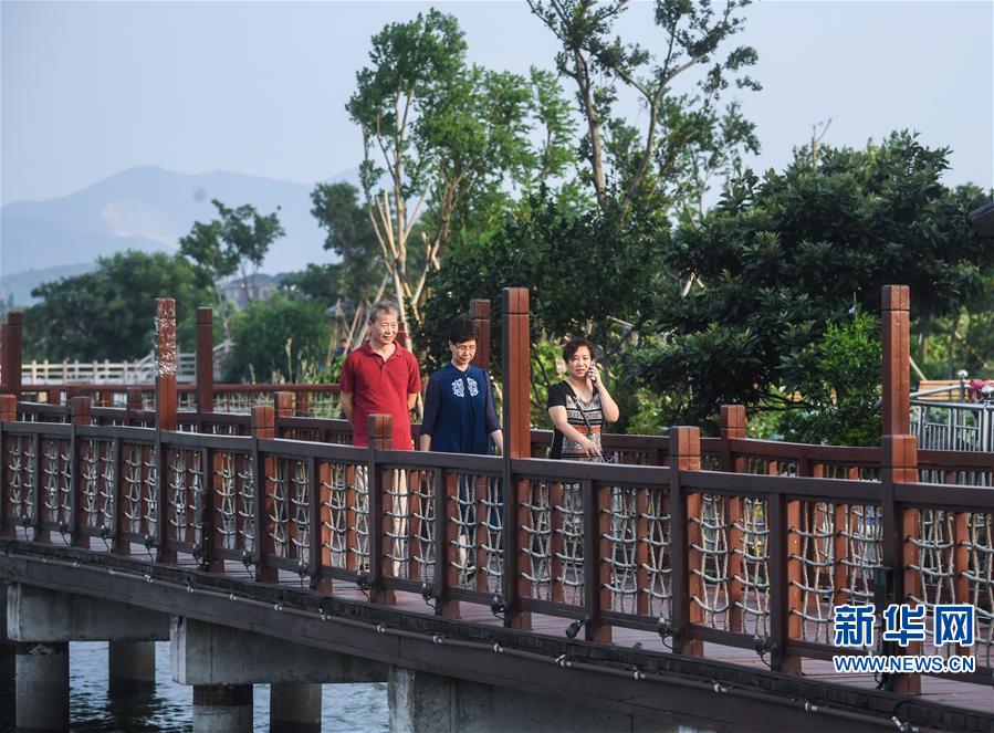 （美丽中国）（4）水上景观栈道扮靓江南水乡古镇