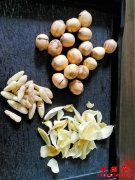 孩子睡不好？鲜莲子灯芯草炖猪心汤来帮你