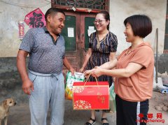 山东郯城：乡镇干部为贫困户送中秋“大礼”