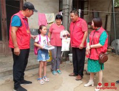 山东郯城：开学第一天“孤儿”背上新书包