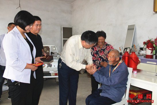 安徽：界首市为老复员军人颁发纪念章慰问金