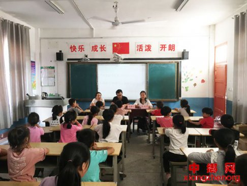 安徽凤阳大庙镇开展留守儿童歌唱祖国活动