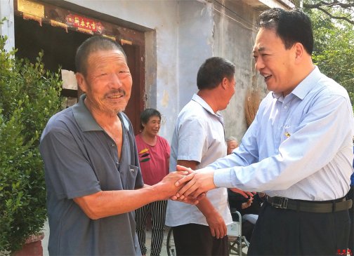 山东郯城：“纪念日”前县领导慰问烈士遗属