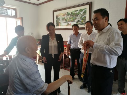 王西峰看望慰问退伍老兵