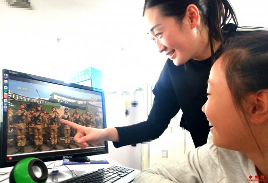 山东城：母女俩一起看“大阅兵”