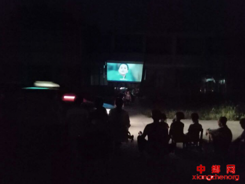 安徽：送电影下乡让枣庄镇乡村夜晚“有声有色”