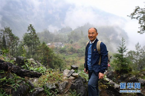 （图片故事）（1）大山里的“背包书记”