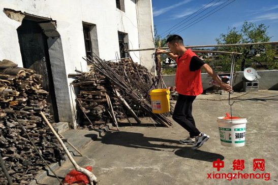 <b>安徽：党员志愿者为留守老人送去“解渴水”</b>