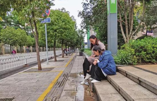 10月16日清晨，陈美莲（蓝衣）在嫂子赵翠芬陪伴下，前往医院就医。摄影/本刊记者 黄孝光