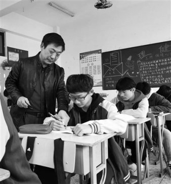 数学老师用“函数曲线”绘出美图 太美了！学生舍不得擦黑板