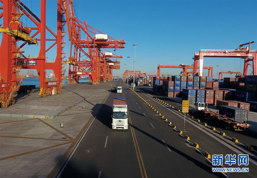 （社会）（1）唐山港无人驾驶集装箱卡车投入试运行