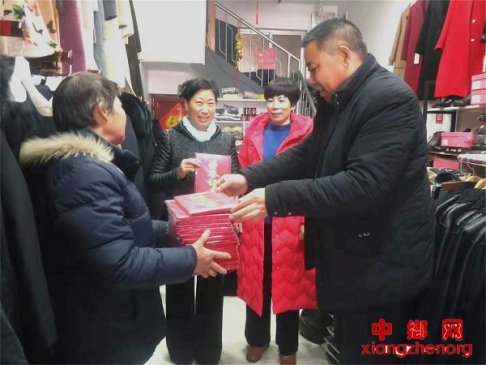 <b>山东郯城：慈善会长为86名“爱心大使”登门送荣誉</b>