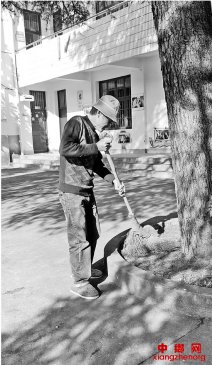 大山脚下，他一个人守护一所学校