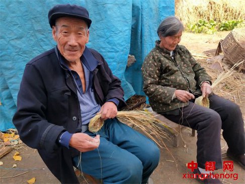 <b>山东郯城：老夫妻“比翼齐飞”忙编织</b>