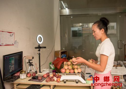 “村红”村播帮贫困户卖出10万斤百香果